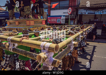 Ubud, Bali, Indonesien - 22. April 2019: Royal Einäscherung Zeremonie prepation. Balinesischen Hindus religion Prozession. Bade und Lembu Black Bull Symbol für Stockfoto