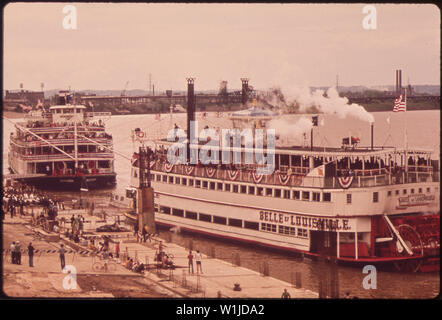 Die BELLE VON LOUISIANA ANGEDOCKT AN DIE NEUE LOUISVILLE WATERFRONT am Ohio River. Der Steamboat ist Eigentum von Louisville und Jefferson County Stockfoto