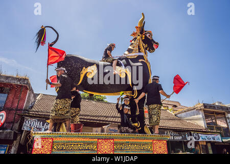 Ubud, Bali, Indonesien - 22. April 2019: Royal Einäscherung Zeremonie prepation. Balinesischen Hindus religion Prozession. Bade und Lembu Black Bull Symbol für Stockfoto