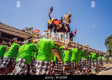 Ubud, Bali, Indonesien - 22. April 2019: Royal Einäscherung Zeremonie prepation. Balinesischen Hindus religion Prozession. Bade und Lembu Black Bull Symbol für Stockfoto