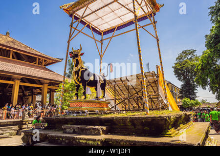 Ubud, Bali, Indonesien - 22. April 2019: Royal Einäscherung Zeremonie prepation. Balinesischen Hindus religion Prozession. Bade und Lembu Black Bull Symbol für Stockfoto