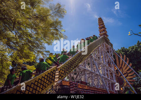 Ubud, Bali, Indonesien - 22. April 2019: Royal Einäscherung Zeremonie prepation. Balinesischen Hindus religion Prozession. Bade und Lembu Black Bull Symbol für Stockfoto