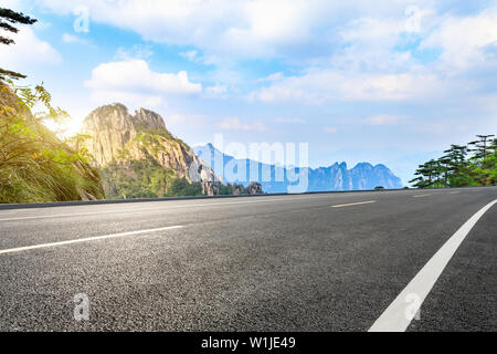 Asphalt Autobahn und schönen Berg Natur Landschaft in Huangshan, Anhui, China. Stockfoto