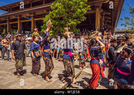 Ubud, Bali, Indonesien - 22. April 2019: Royal Einäscherung Zeremonie prepation. Balinesischen Hindus religion Prozession. Bade und Lembu Black Bull Symbol für Stockfoto