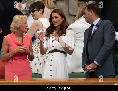 London, Großbritannien. 09 Apr, 2019. LONDON, ENGLAND - Juli 02: Catherine, Herzogin von Cambridge (C) Gillian Bach (L) und Wimbledon Vorsitzender Philip Bach als Sie Tag 2 des Wimbledon Tennis Meisterschaften bei den All England Lawn Tennis und Croquet Club am Juli 02, 2019 in London, England besucht. Personen: Gillian Bach, Katharina, Herzogin von Cambridge, Philip Bach Credit: Stürme Media Group/Alamy leben Nachrichten Stockfoto