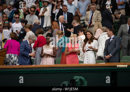 London, Großbritannien. 09 Apr, 2019. LONDON, ENGLAND - Juli 02: Catherine, Herzogin von Cambridge (C) Gillian Bach (L) und Wimbledon Vorsitzender Philip Bach als Sie Tag 2 des Wimbledon Tennis Meisterschaften bei den All England Lawn Tennis und Croquet Club am Juli 02, 2019 in London, England besucht. Personen: Gillian Bach, Katharina, Herzogin von Cambridge, Philip Bach Credit: Stürme Media Group/Alamy leben Nachrichten Stockfoto