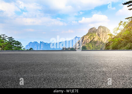 Asphalt Autobahn und schönen Berg Natur Landschaft in Huangshan, Anhui, China. Stockfoto