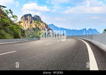 Asphalt Autobahn und schönen Berg Natur Landschaft in Huangshan, Anhui, China. Stockfoto