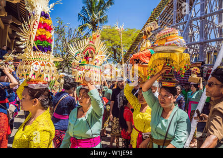 Ubud, Bali, Indonesien - 22. April 2019: Royal Einäscherung Zeremonie prepation. Balinesischen Hindus religion Prozession. Bade und Lembu Black Bull Symbol für Stockfoto