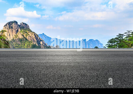 Asphalt Autobahn und schönen Berg Natur Landschaft in Huangshan, Anhui, China. Stockfoto