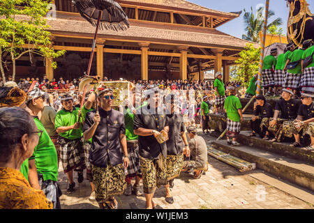 Ubud, Bali, Indonesien - 22. April 2019: Royal Einäscherung Zeremonie prepation. Balinesischen Hindus religion Prozession. Bade und Lembu Black Bull Symbol für Stockfoto