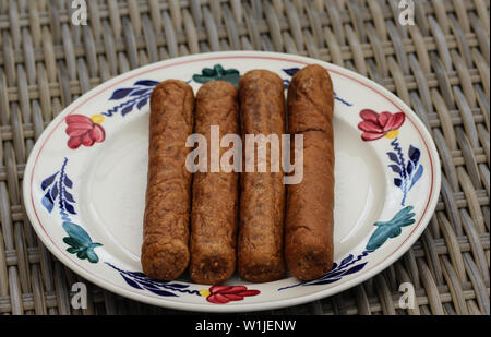 Nahaufnahme der frikandel, einem traditionellen holländischen Snack, eine Art von Hackfleisch/Faschiertem hot dog Stockfoto