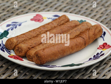 Nahaufnahme der frikandel, einem traditionellen holländischen Snack, eine Art von Hackfleisch/Faschiertem hot dog Stockfoto