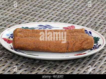 Nahaufnahme der frikandel, einem traditionellen holländischen Snack, eine Art von Hackfleisch/Faschiertem hot dog Stockfoto