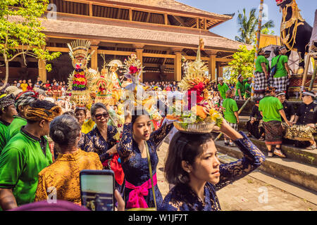 Ubud, Bali, Indonesien - 22. April 2019: Royal Einäscherung Zeremonie prepation. Balinesischen Hindus religion Prozession. Bade und Lembu Black Bull Symbol für Stockfoto