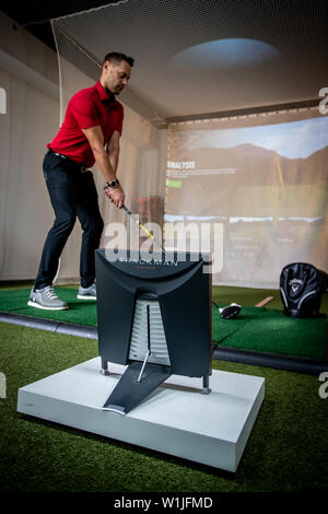 Ein professioneller Golfspieler verwendet Trackman Analyse sein Spiel zu verbessern. Stockfoto