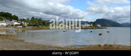 Plockton in den Highlands von Schottland, in Lochalsh Wester Ross am Ufer des Loch Carron ist ein kleines Dorf an der wunderschönen Bucht zentriert Stockfoto