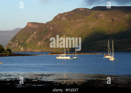 Portree Hafen mit Yachten in der Dämmerung - die Hauptstadt der Isle of Skye in den Inneren Hebriden in Schottland. Stockfoto