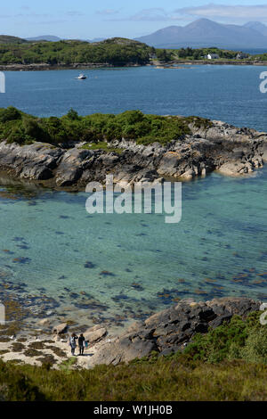 Der Spaziergang um die Landspitze bei Plockton führt zu mehreren Coral Strände mit Blick auf auf Skye. Die Koralle ist tatsächlich, verkalkte Seegras bekannt als maerl. Stockfoto