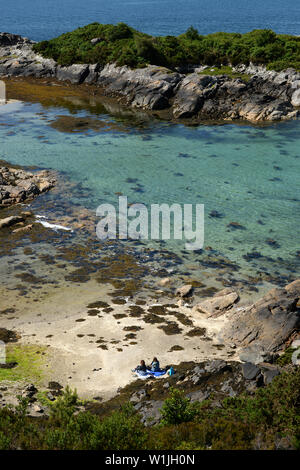 Der Spaziergang um die Landspitze bei Plockton führt zu mehreren Coral Strände mit Blick auf auf Skye. Die Koralle ist tatsächlich, verkalkte Seegras bekannt als maerl. Stockfoto