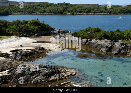 Der Spaziergang um die Landspitze bei Plockton führt zu mehreren Coral Strände mit Blick auf auf Skye. Die Koralle ist tatsächlich, verkalkte Seegras bekannt als maerl. Stockfoto