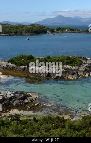 Der Spaziergang um die Landspitze bei Plockton führt zu mehreren Coral Strände mit Blick auf auf Skye. Die Koralle ist tatsächlich, verkalkte Seegras bekannt als maerl. Stockfoto