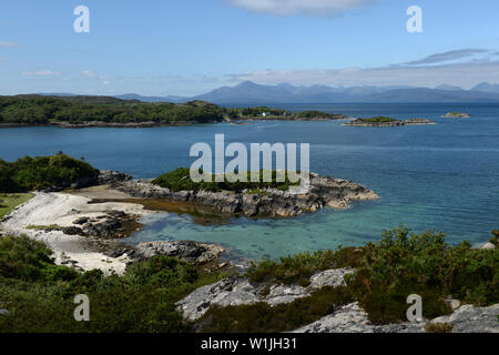 Der Spaziergang um die Landspitze bei Plockton führt zu mehreren Coral Strände mit Blick auf auf Skye. Die Koralle ist tatsächlich, verkalkte Seegras bekannt als maerl. Stockfoto