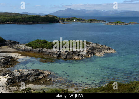 Der Spaziergang um die Landspitze bei Plockton führt zu mehreren Coral Strände mit Blick auf auf Skye. Die Koralle ist tatsächlich, verkalkte Seegras bekannt als maerl. Stockfoto