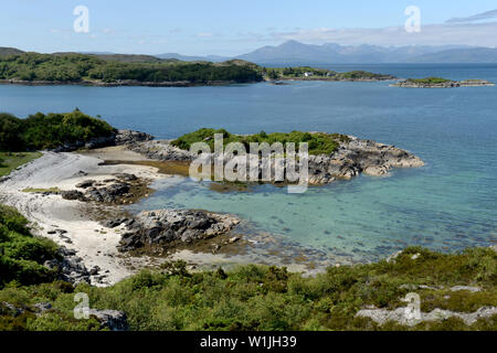 Der Spaziergang um die Landspitze bei Plockton führt zu mehreren Coral Strände mit Blick auf auf Skye. Die Koralle ist tatsächlich, verkalkte Seegras bekannt als maerl. Stockfoto