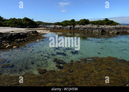 Der Spaziergang um die Landspitze bei Plockton führt zu mehreren Coral Strände mit Blick auf auf Skye. Die Koralle ist tatsächlich, verkalkte Seegras bekannt als maerl. Stockfoto