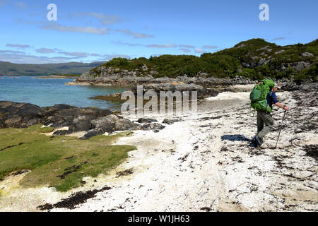 Zurück packer am Coral Beach in der Nähe von Plockton, Schottland Stockfoto