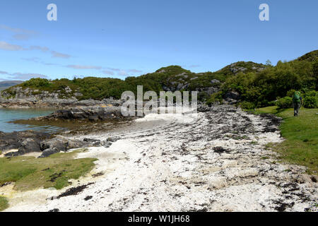 Der Spaziergang um die Landspitze bei Plockton führt zu mehreren Coral Strände mit Blick auf auf Skye. Die Koralle ist tatsächlich, verkalkte Seegras bekannt als maerl. Stockfoto