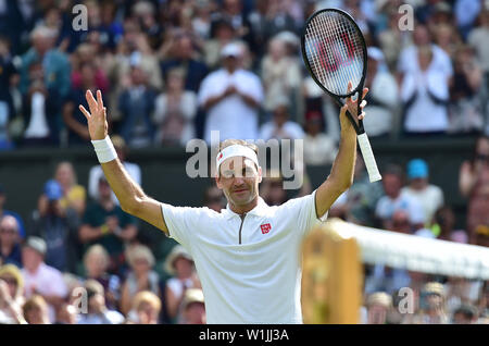 London, Großbritannien. 2. Juli 2019. Roger Federer von der Schweiz feiert nach den Herren singles gegen Lloyd Harris von Südafrika 2019 Wimbledon Tennis Championships in London, Großbritannien, 2. Juli 2019. Credit: Lu Yang/Xinhua/Alamy leben Nachrichten Stockfoto