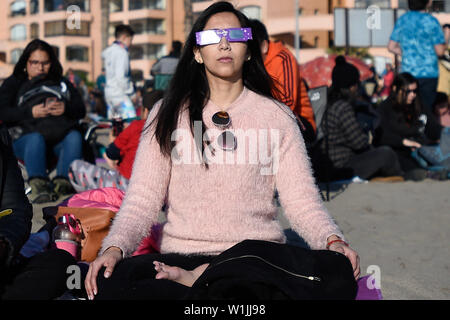 La Serena, Chile. 2. Juli 2019. Eine Frau beobachtet die Sonnenfinsternis in La Serena, Chile, 2. Juli 2019. Eine totale Sonnenfinsternis in La Serena am Dienstag aufgetreten. Credit: Jorge Villegas/Xinhua/Alamy leben Nachrichten Stockfoto