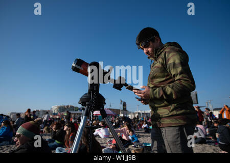 La Serena, Chile. 2. Juli 2019. Ein Mann wacht die Sonnenfinsternis in La Serena, Chile, 2. Juli 2019. Eine totale Sonnenfinsternis in La Serena am Dienstag aufgetreten. Credit: Jorge Villegas/Xinhua/Alamy leben Nachrichten Stockfoto