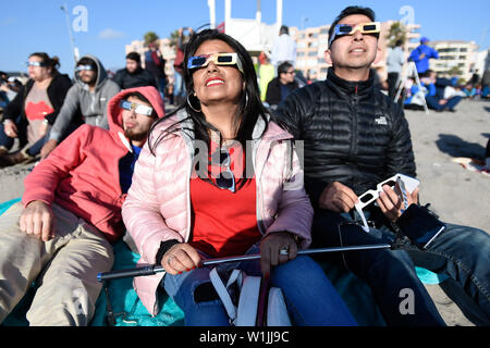 La Serena, Chile. 2. Juli 2019. Die Menschen sehen die Sonnenfinsternis in La Serena, Chile, 2. Juli 2019. Eine totale Sonnenfinsternis in La Serena am Dienstag aufgetreten. Credit: Jorge Villegas/Xinhua/Alamy leben Nachrichten Stockfoto