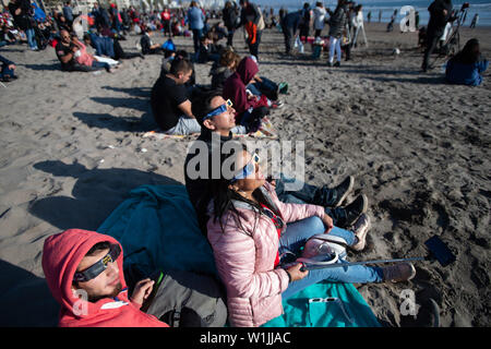 La Serena, Chile. 2. Juli 2019. Die Menschen sehen die Sonnenfinsternis in La Serena, Chile, 2. Juli 2019. Eine totale Sonnenfinsternis in La Serena am Dienstag aufgetreten. Credit: Jorge Villegas/Xinhua/Alamy leben Nachrichten Stockfoto