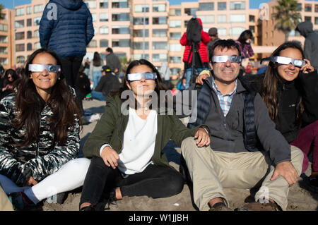 La Serena, Chile. 2. Juli 2019. Die Menschen sehen die Sonnenfinsternis in La Serena, Chile, 2. Juli 2019. Eine totale Sonnenfinsternis in La Serena am Dienstag aufgetreten. Credit: Jorge Villegas/Xinhua/Alamy leben Nachrichten Stockfoto