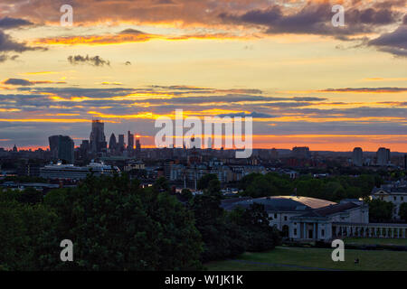 Britisches Wetter: Sequenz von Bildern eines Sonnenuntergangs über der Skyline von London aus Greenwich Park, England, Großbritannien Stockfoto