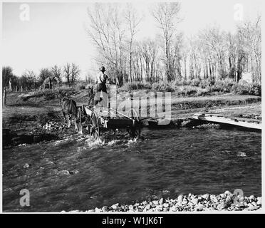 Taos County, New Mexico. Kies aus dem Flussbett werden verwendet, um den Bereich zu machen sofort surrou. . .; Umfang und Inhalt: Die Bildunterschrift lautet wie folgt: Taos County, New Mexico. Kies aus dem Flussbett wird verwendet, um die unmittelbare Umgebung dieses Mannes Haus weniger schmutzig zu machen. Stockfoto