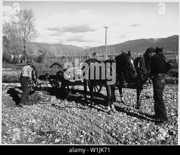 Taos County, New Mexico. Kies aus dem Flussbett werden verwendet, um den Bereich zu machen sofort surrou. . .; Umfang und Inhalt: Die Bildunterschrift lautet wie folgt: Taos County, New Mexico. Kies aus dem Flussbett wird verwendet, um die unmittelbare Umgebung dieses Mannes Haus weniger schmutzig zu machen. Stockfoto