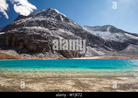 Landschaft von Kalkstein Berg mit smaragdgrünem Wasser bei Milch See, Naturschutzgebiet Yading Stockfoto