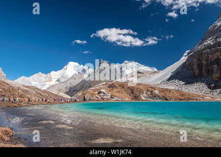 Landschaft von Kalkstein Berg mit smaragdgrünem Wasser bei Milch See, Naturschutzgebiet Yading Stockfoto