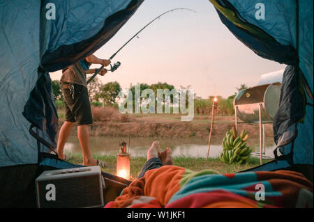 Blick aus dem Inneren der Hütte mit entspannenden und Angeln im Sumpf an Land Stockfoto