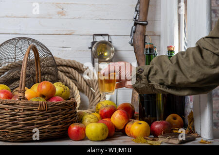 Bio Apfel mit Man trinkt ein Glas köstlichen französischen Apfelwein Stockfoto