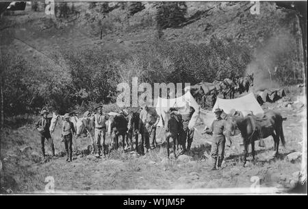 Die 1874 fotografische Abteilung, auf dem Weg zum Los Pinos und der Mesa Verde. Nach rechts: Smart, Anthony, Mitchell, Whan, Ernest Ingersoll, und Charley, kochen Links. Dolly, das Maultier, steht zwischen Charley und Ingersoll; Allgemeine Hinweise: Gruppe portrait. Stockfoto