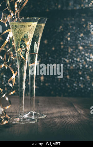 Frohes Neues Jahr 2020. Champagner Gläser bereit, in das neue Jahr zu bringen. Stockfoto