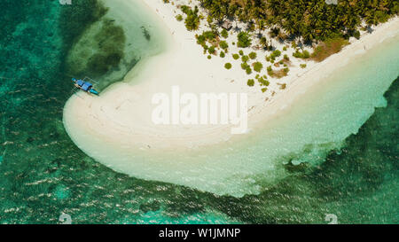 Sandstrand und den tropischen Insel, Atoll mit Korallenriff, Ansicht von oben. Patongong Insel mit Sandstrand. Sommer und Reisen Urlaub Konzept. Stockfoto