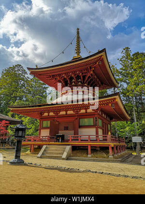 Die bunten Toto Pagode oder Östliche Pagode im Unesco Danjon Garan Shingon Buddhismus Tempel Komplex in Koyasan, Wakayama, Japan aufgelistet Stockfoto