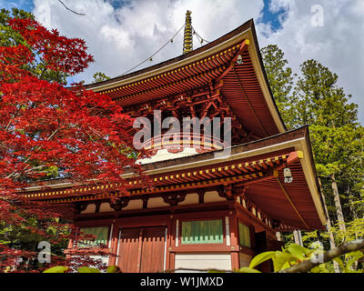 Die bunten Toto Pagode oder Östliche Pagode im Unesco Danjon Garan Shingon Buddhismus Tempel Komplex in Koyasan, Wakayama, Japan aufgelistet Stockfoto